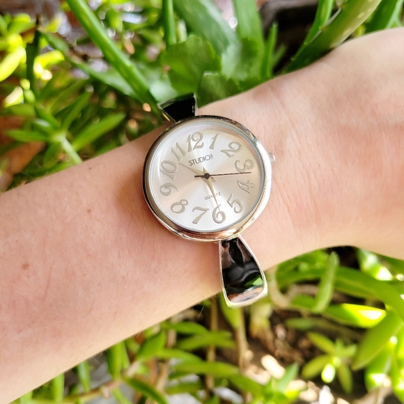 Classic Studio Quartz Watch - Picture 4 of 8